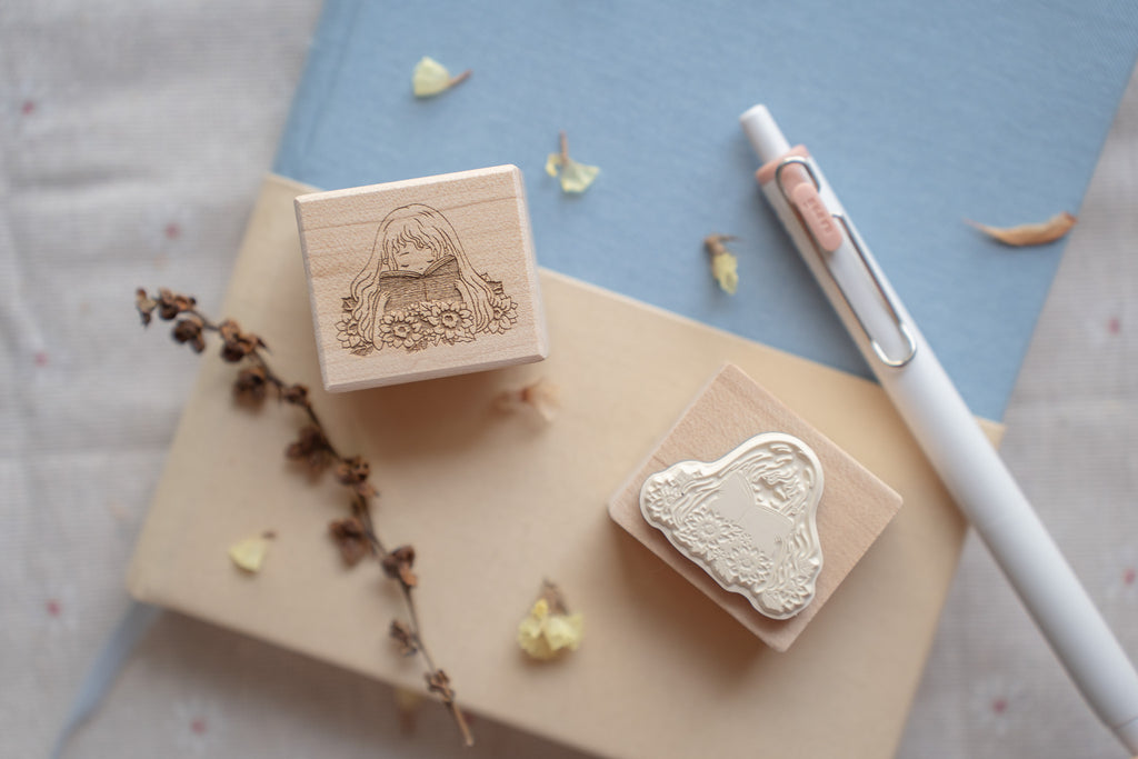 Sho Little Happiness - Reading in Sunflower Field Rubber Stamp