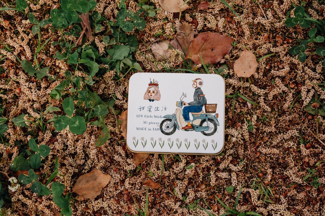 La Dolce Vita - We Move Forward Happily Tin Box Sticker Set